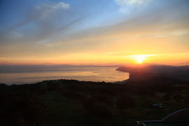 高台から望む日本海の夕日